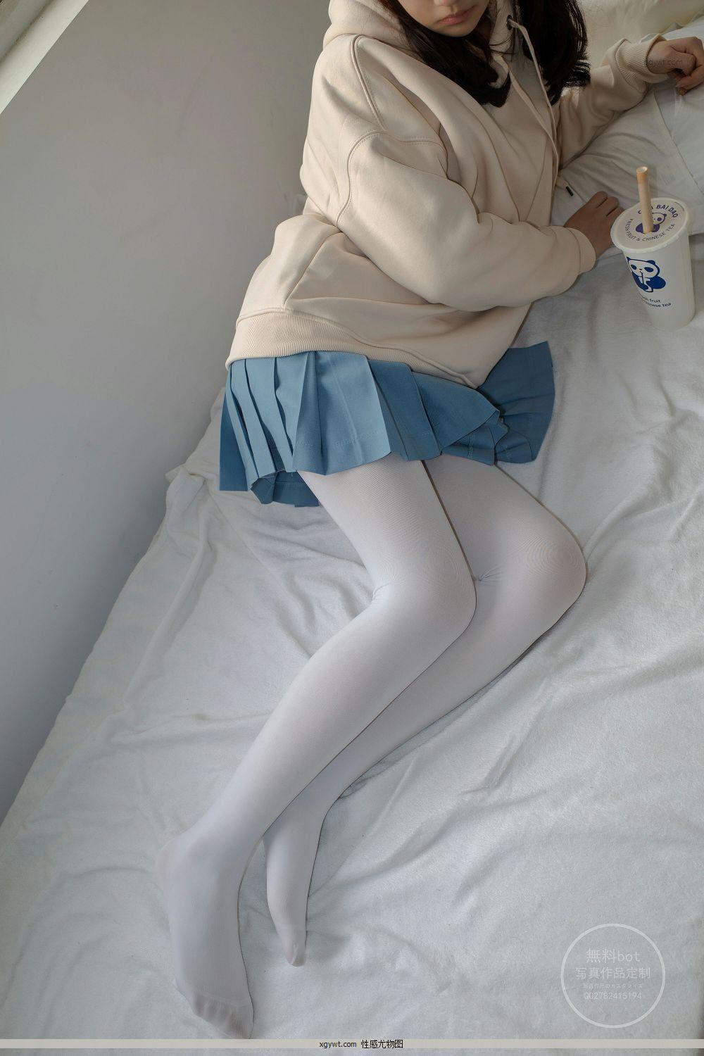 [森萝财团]有料NO.024 出镜 萝莉雪糕 米色卫衣与蓝色短裙加浅色美腿丝袜私房高清图(9)