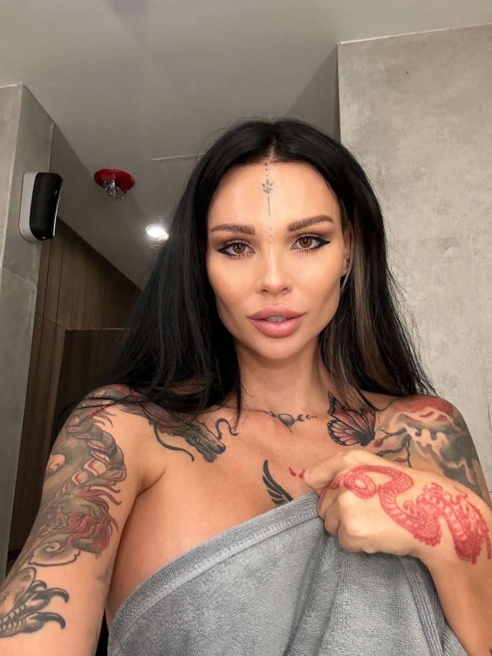 Inked OnlyFans hottie Sunny Free showing off her killer curves in a solo(3)