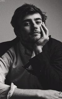 Charlie Rowe D3HbRdfY_o