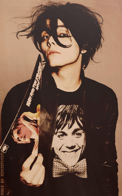 Gerard Way QwiukyQt_o