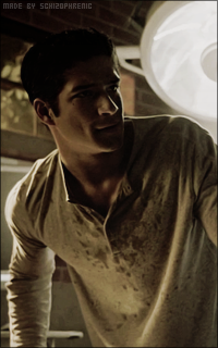 Tyler Posey DqCsIdqI_o