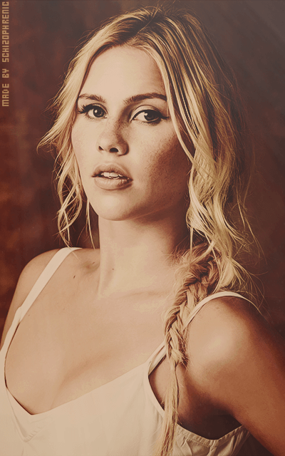 Claire Holt QsGgSk8J_o