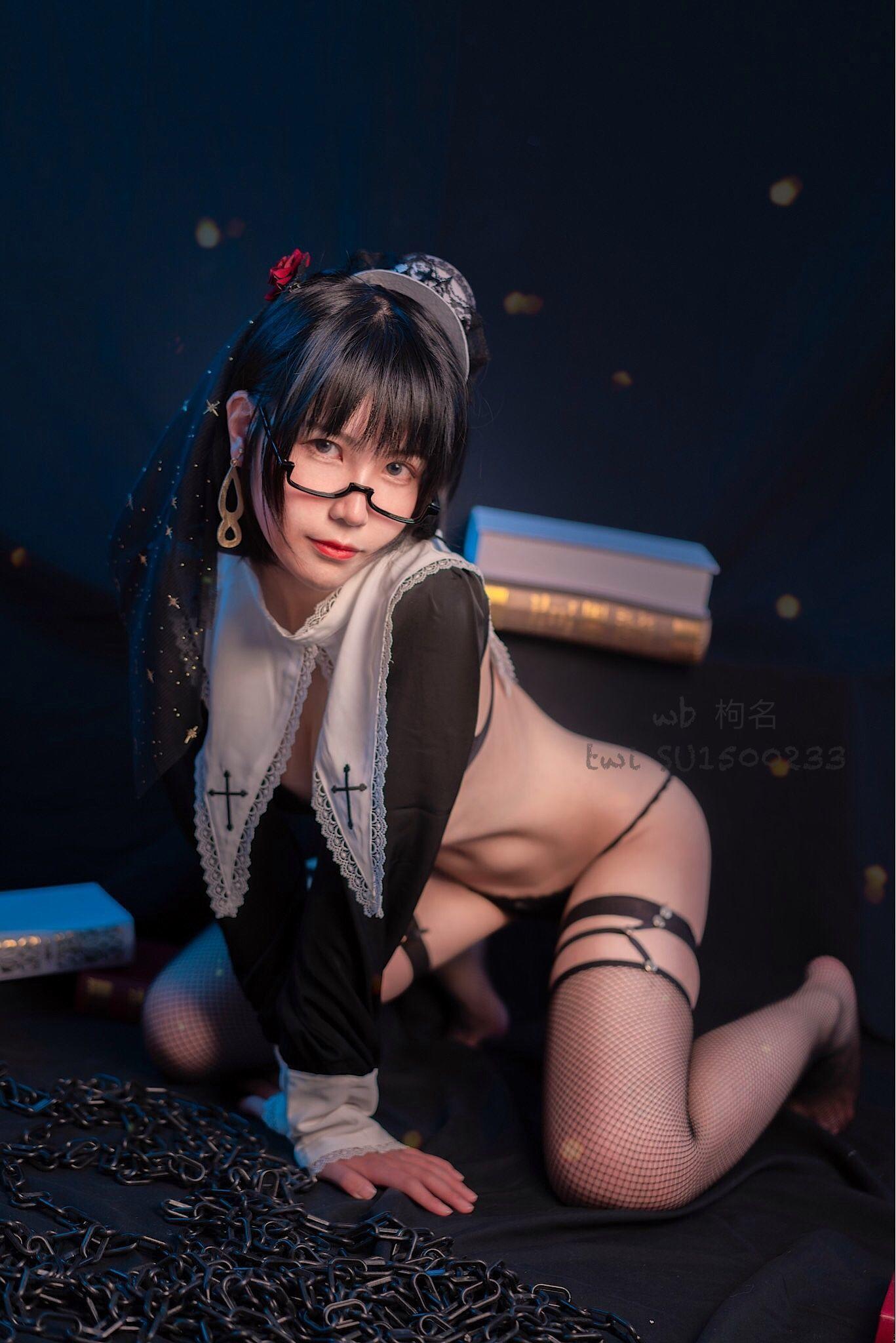 [网红Coser] 逐月su 《修女》 写真集(27)