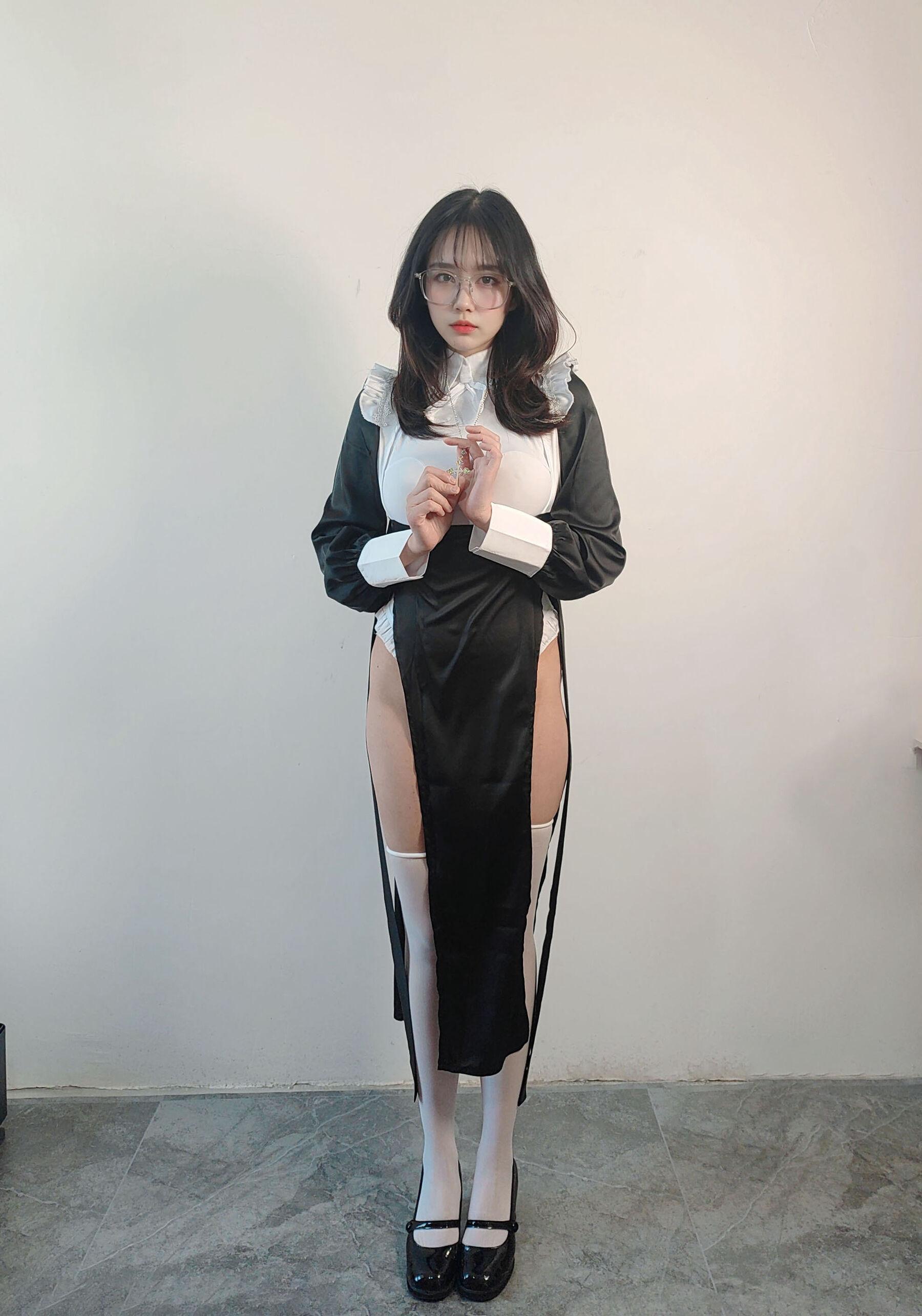 国模套图 Ceason Photography《修女服》(1)