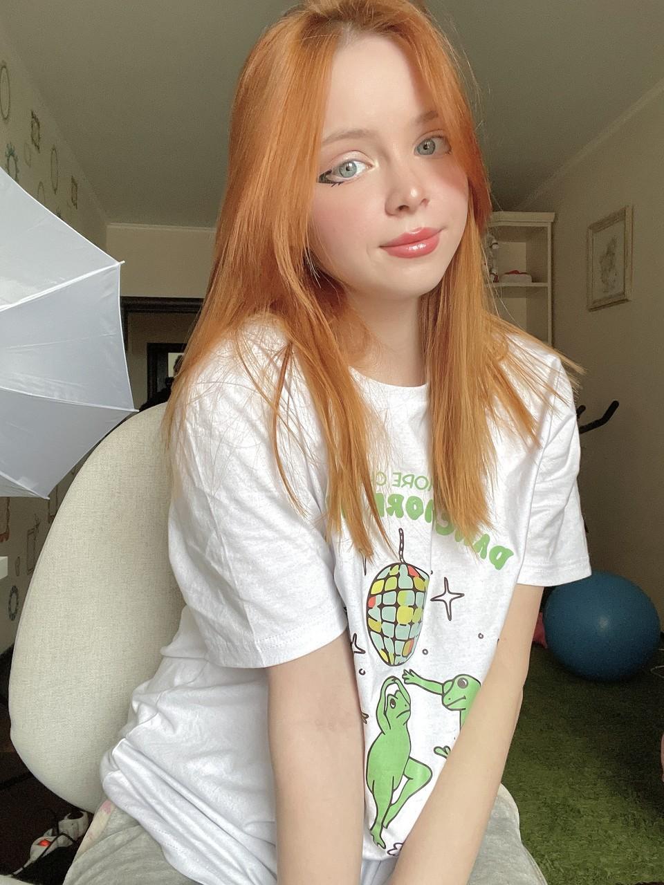 Redheaded OnlyFans teen Olash Peachy posing in her kinky compilation(8)