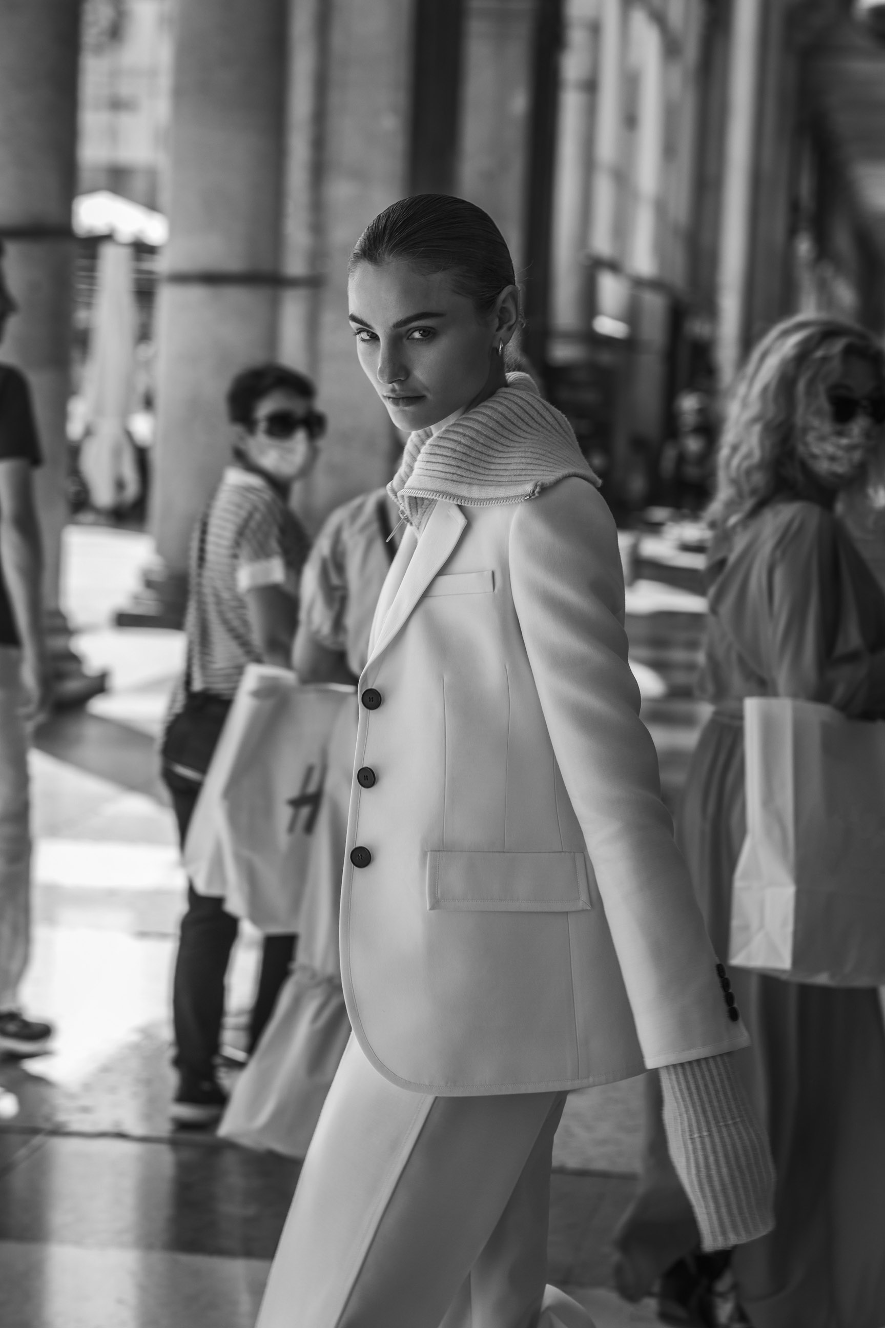 Paula Cioltean by Agata Serge / Vanity Fair Italia october 2020 Паула Чиолтян на улицах Милана / фото 02