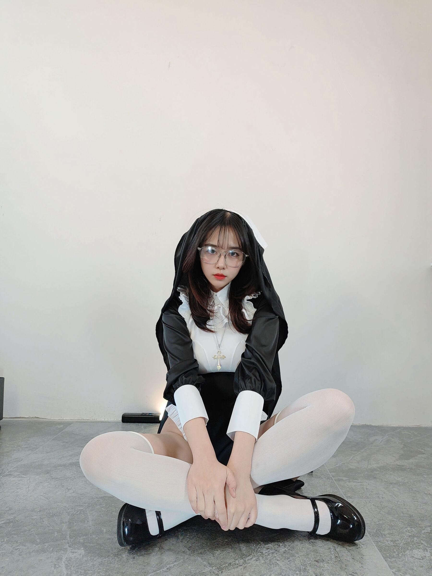 国模套图 Ceason Photography《修女服》(14)