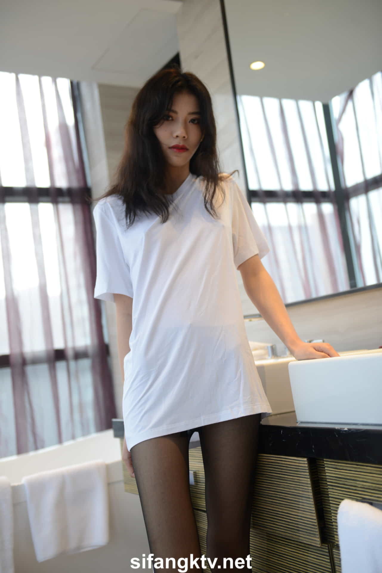 Highly popular PANS goddess with the best contrast, rice balls, large-scale private photos ~ black stockings and white T-shirt with exposed bulges