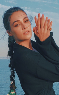 Esra Bilgiç B2K7IzOc_o