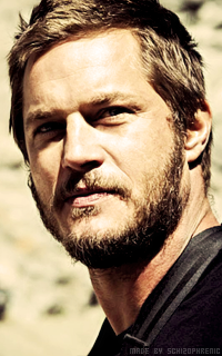 Travis Fimmel C0jH68Ou_o