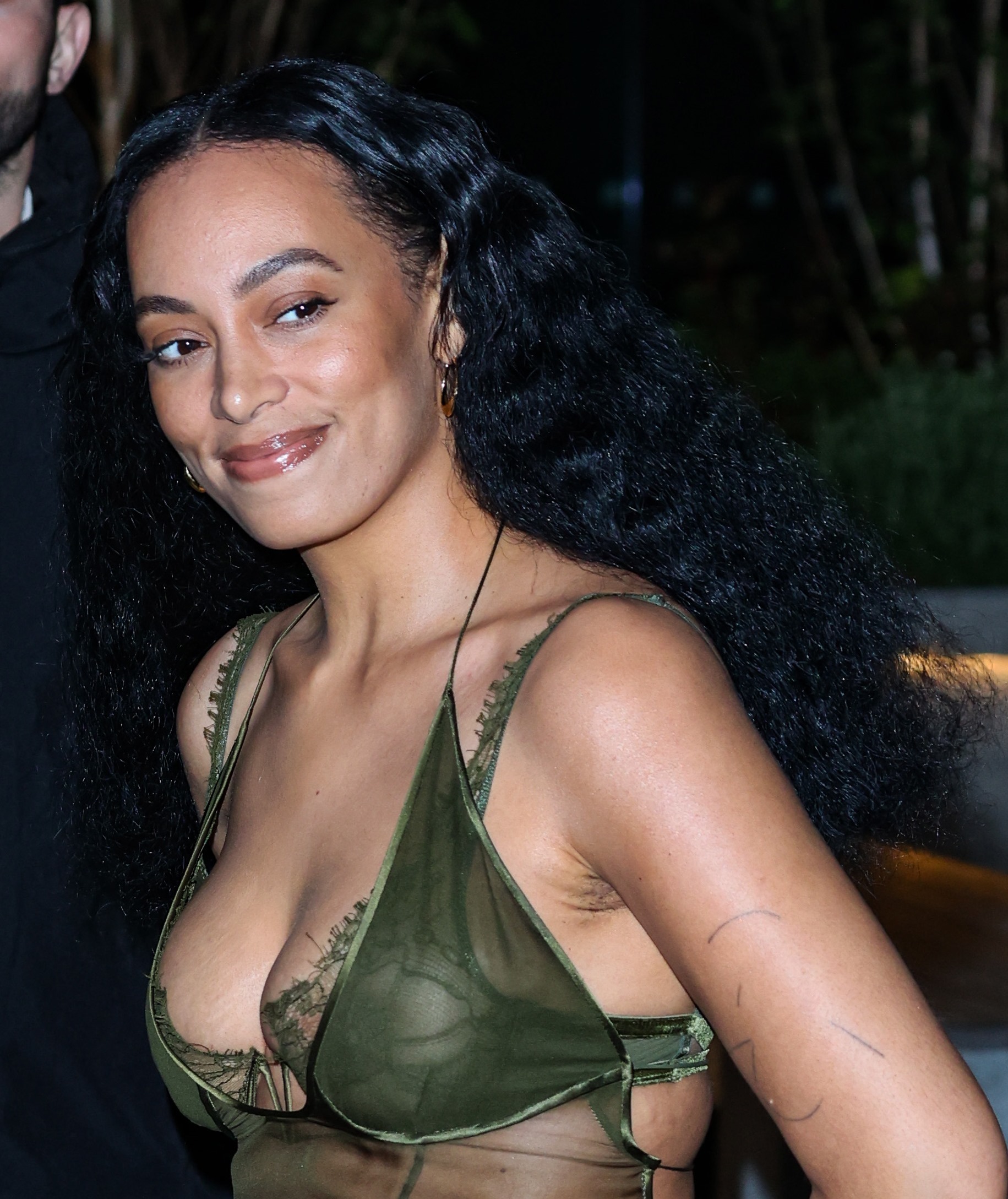 Solange Knowles had a wardrobe ... er ... malfunction at a swanky bullshit  event. -