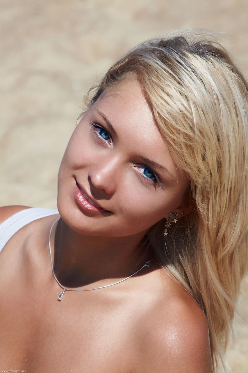 Adorable blonde Lada displays her beautiful shaved pussy on a sandy beach(4)