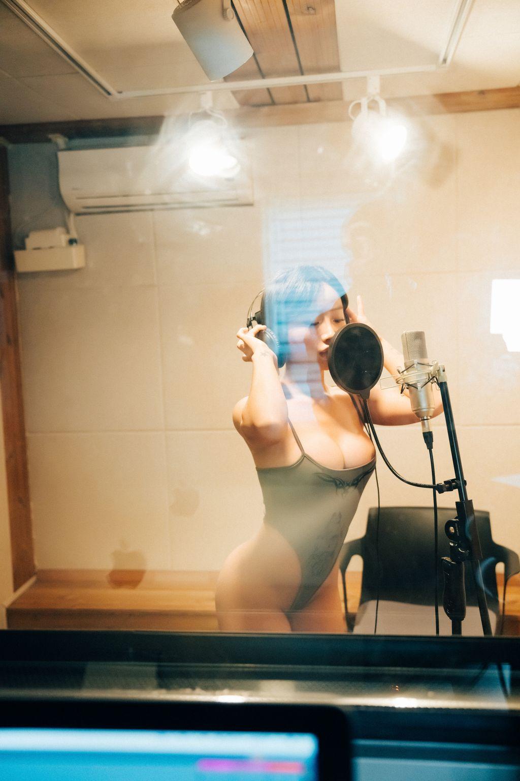 [Loozy] Booty Queen: Nude Recording (155 photos )(35)