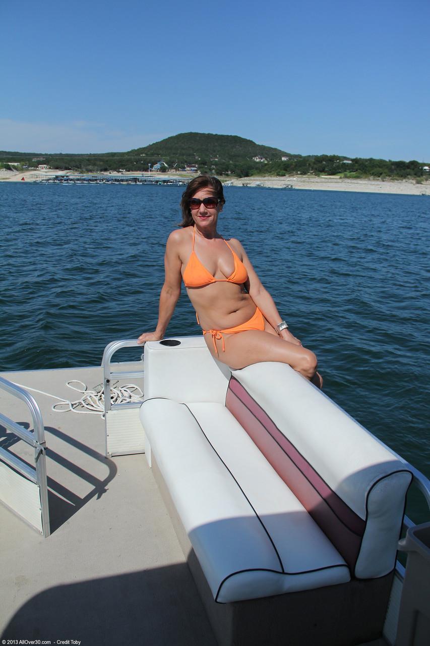 Horny mature Lynn flaunts her saggy naturals and poses naked on a boat(2)