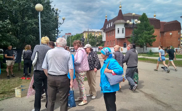 Народ живо интересуется