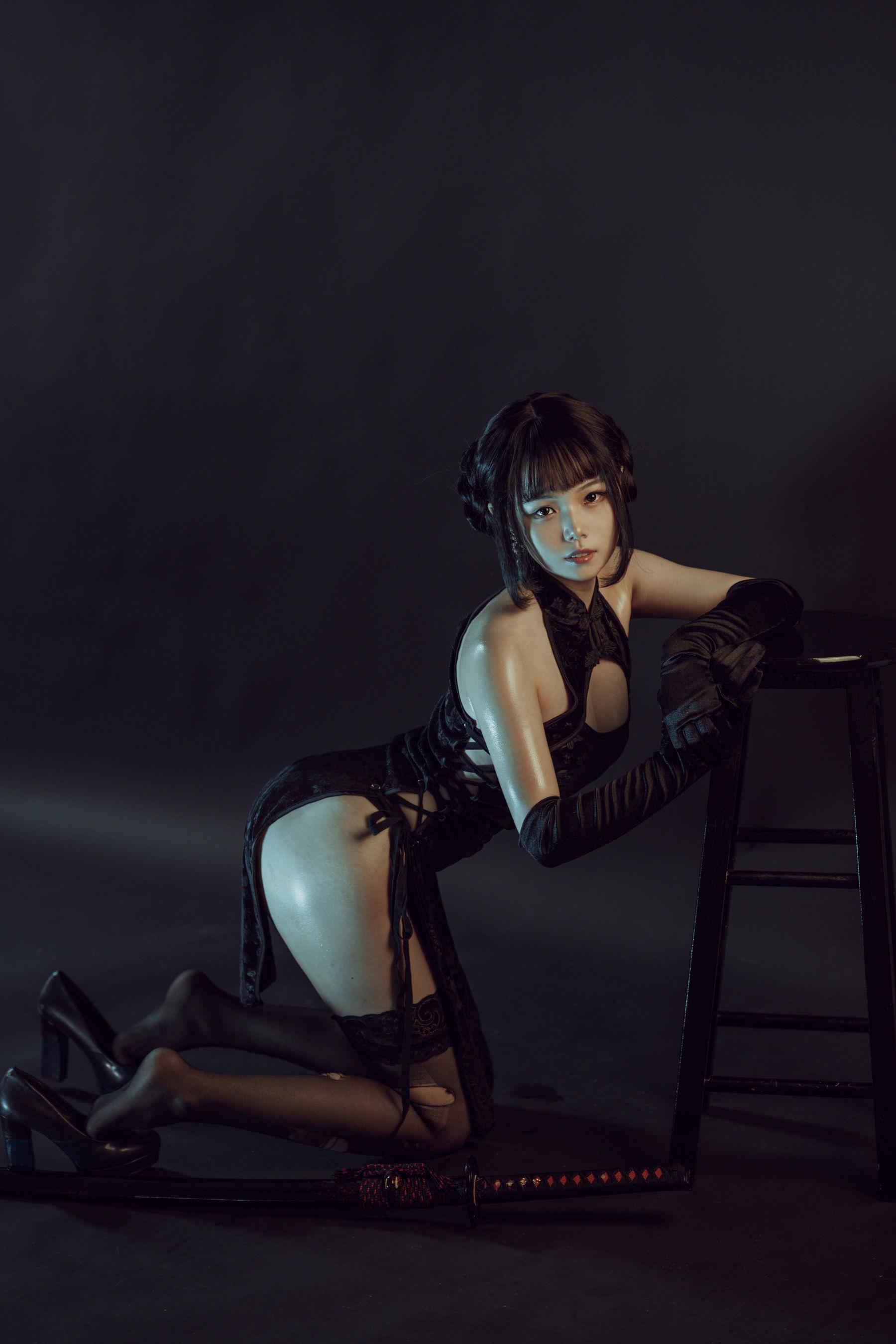 [网红COSER] 七月喵子 – 黑旗袍 写真集(14)