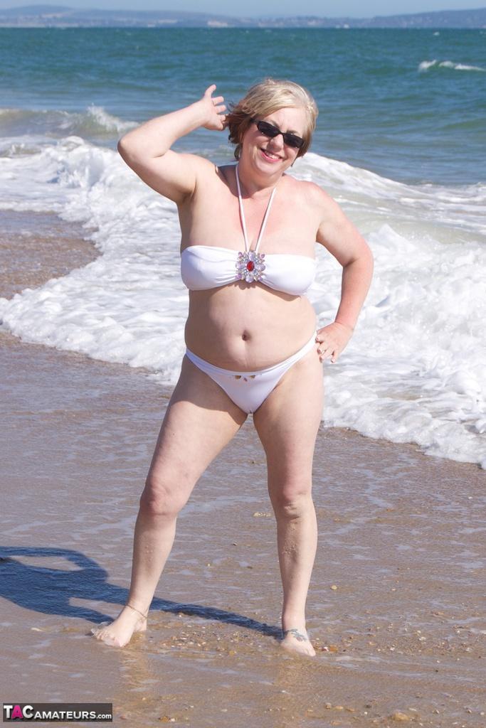 Mature amateur Speedy Bee gets naked in shades on a British beach(5)