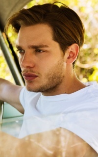 Dominic Sherwood FYknflDV_o