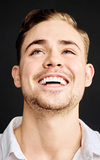 Dacre Montgomery KxR1O6oj_o