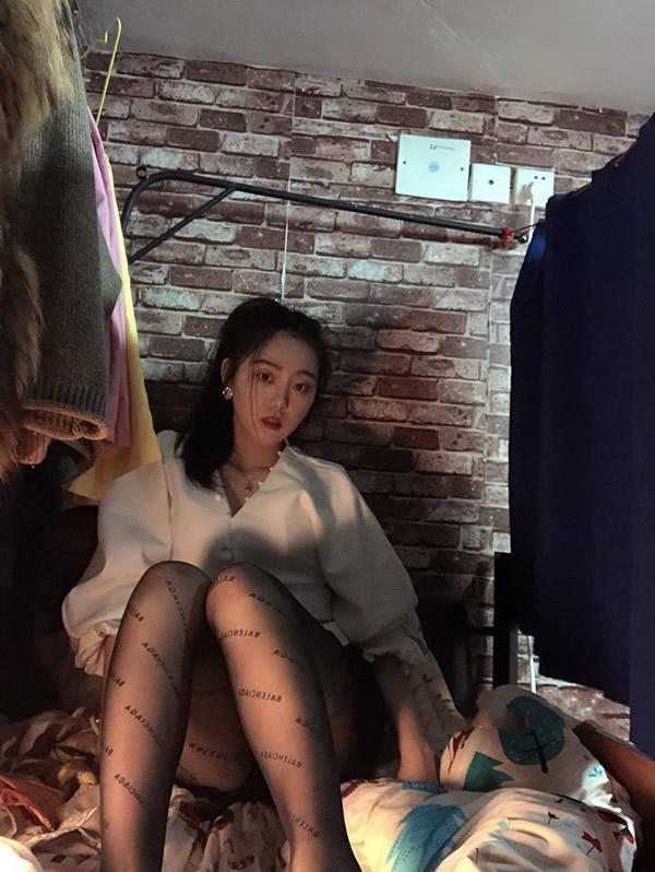 大二气质美女吴X晶出租房自嗨无圣光图包(8)