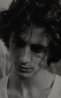 Timothée Chalamet  EMrjuMgg_o