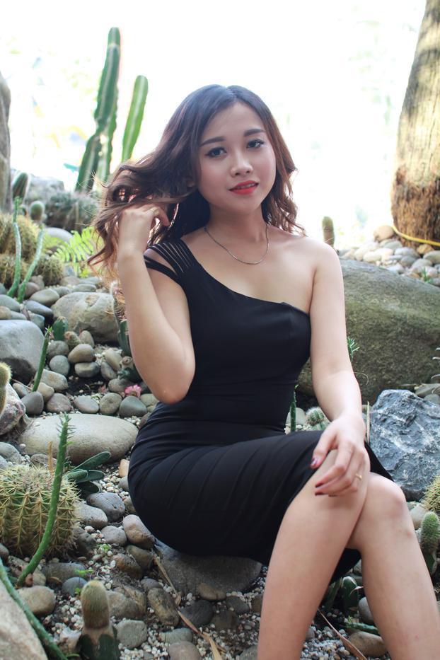 Beautiful Asian girl shows off her petite body wearing a sexy black dress(4)