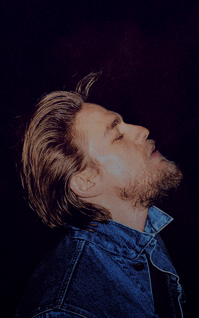 Charlie Hunnam Y4Ab9nP3_o