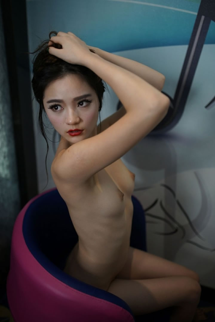 Boutique beauty model Yu Lan privately shot saint -light human body pictures 32