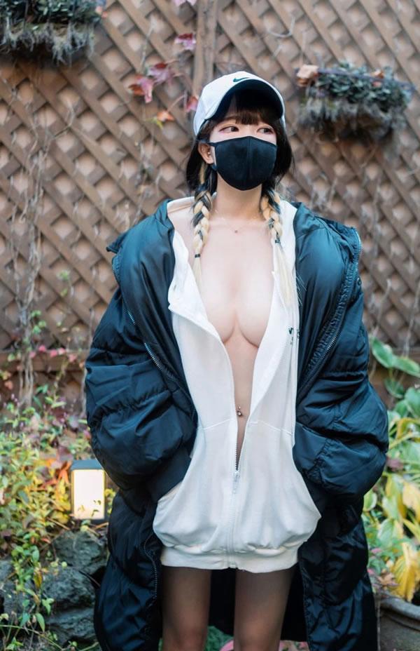 双麻花女生Aram真空羽绒服户外诱惑写真(18)