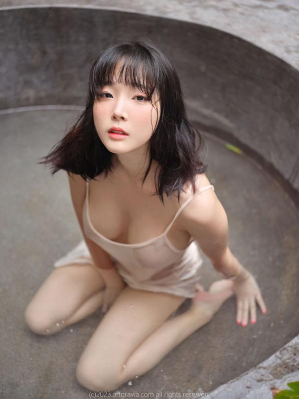 丰满美女姜仁卿白色吊裙户外温泉湿身写真(15)