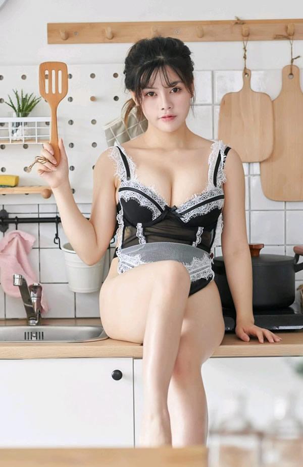 蜜桃社VOL.128梦恬真空肚兜小厨娘性感写真(8)