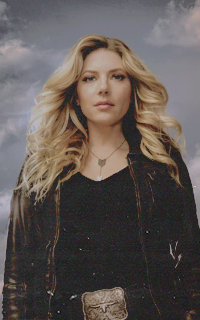 Katheryn Winnick DQmrUeuI_o