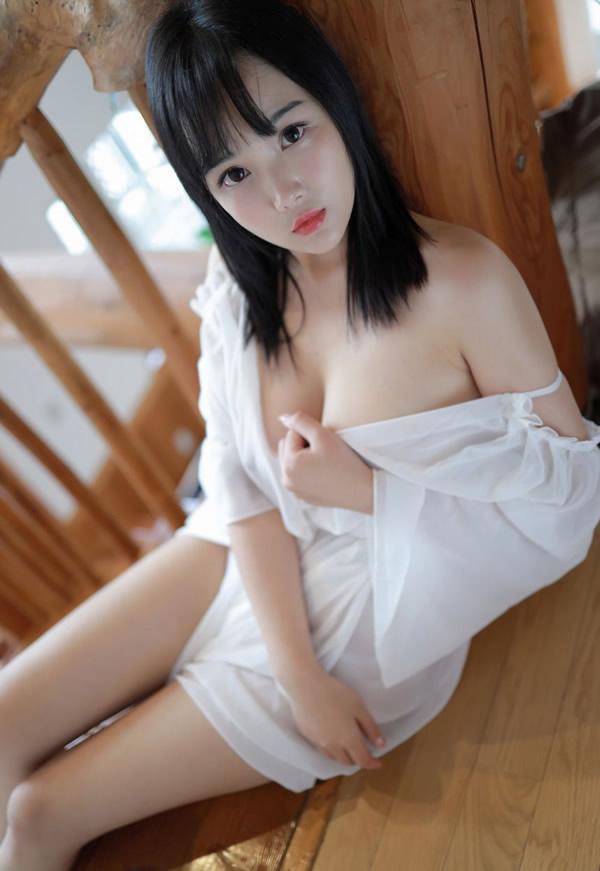 童颜巨乳徐微微薄透服饰楼梯写真凸点若隐若现(20)