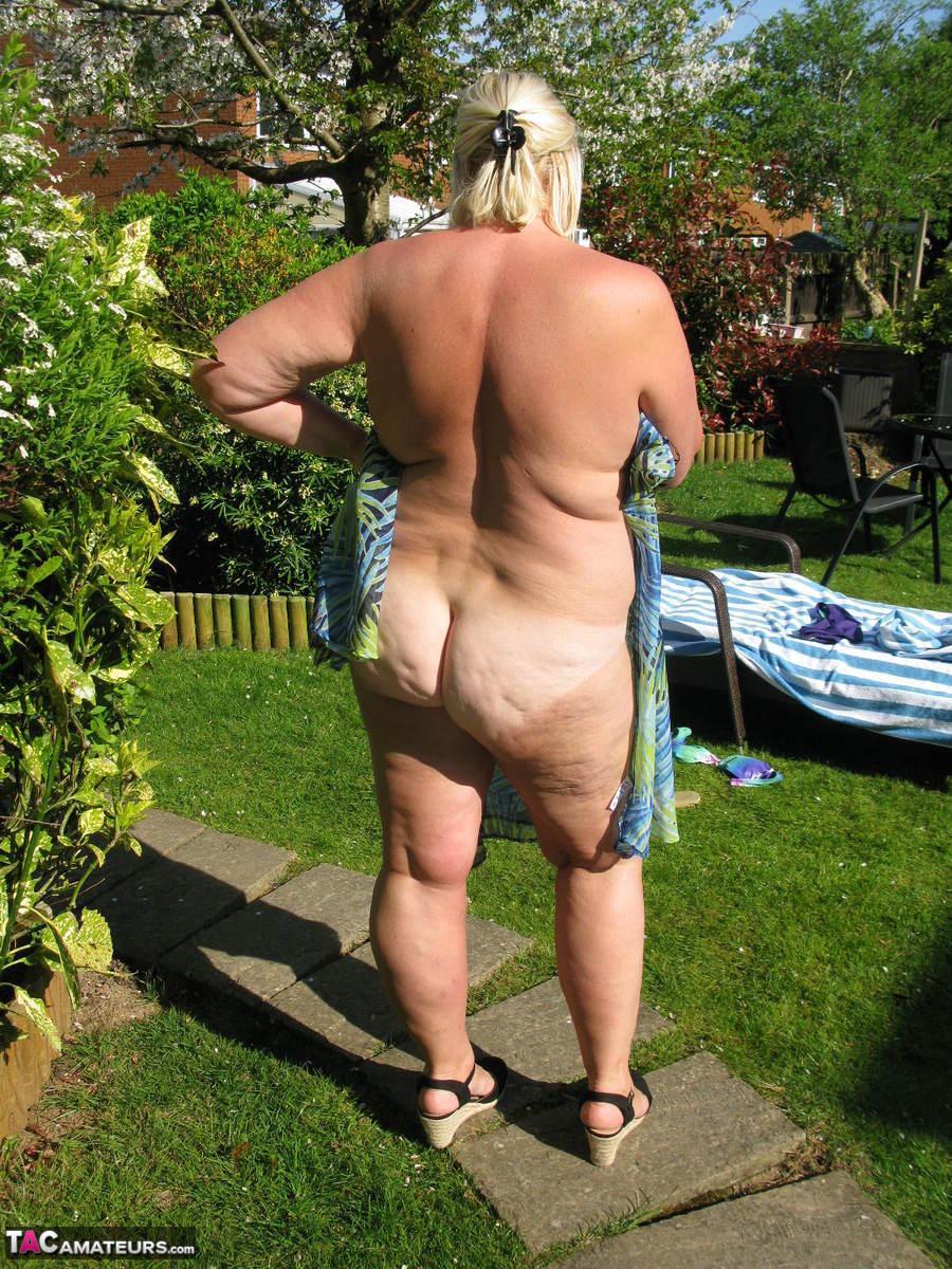 Fat mature woman Chrissy Uk sucks a dick after making her nude debut in a yard(20)