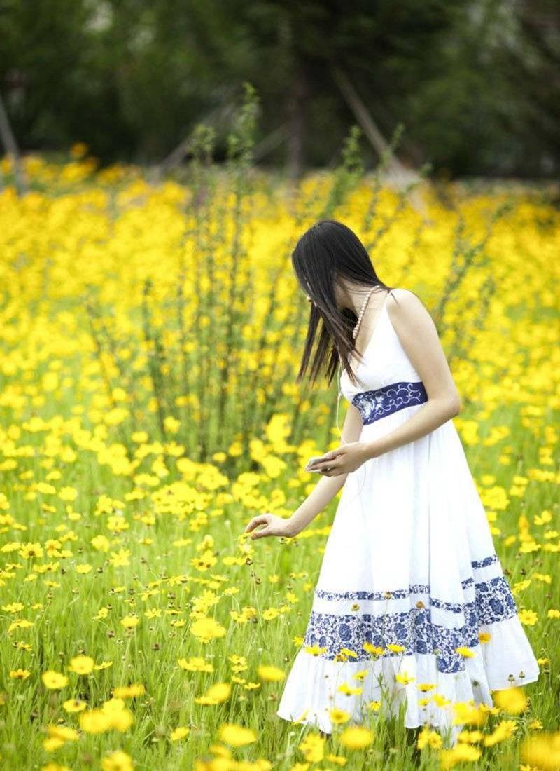 妩媚女神徜徉花海深V白裙大秀事业线(5)