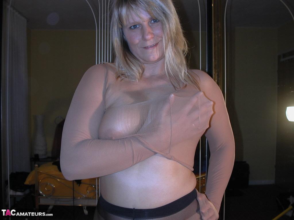 Middle-aged amateur Sweet Susi pulls on sheer pantyhose before going topless(11)