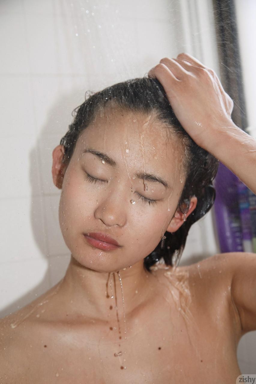 Pretty Japanese teen Saki Kishima flaunts her petite figure in the shower(8)