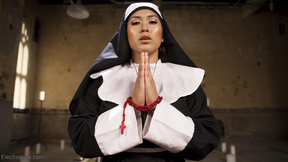 Kinky Asian nun Mia Li and horny Sophia Locke undress and pose in lingerie(2)