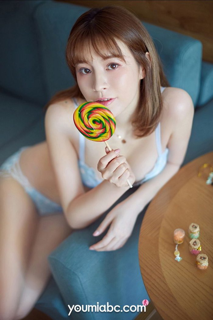 尤蜜荟YoYo优优湿润红唇滑嫩美腿写真(19)