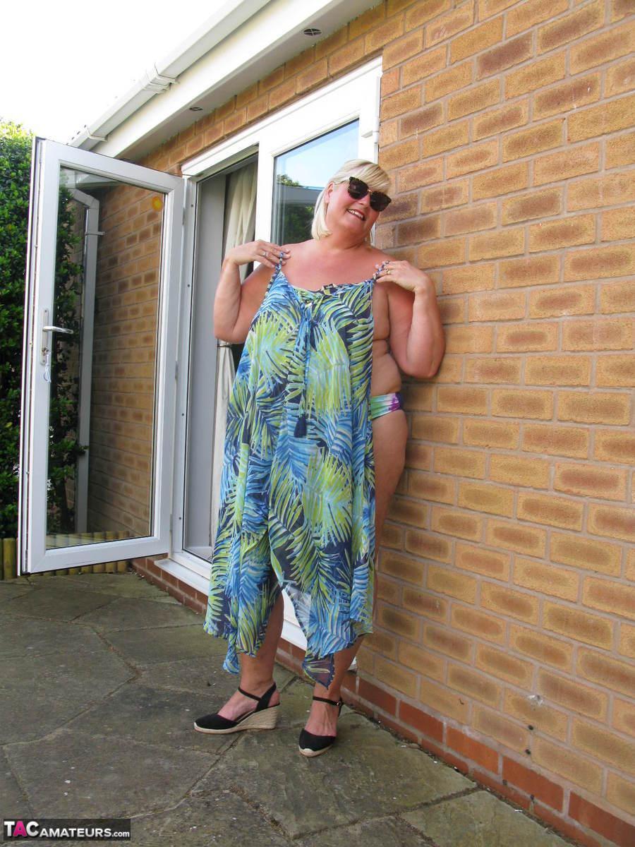 Fat mature woman Chrissy Uk sucks a dick after making her nude debut in a yard(5)