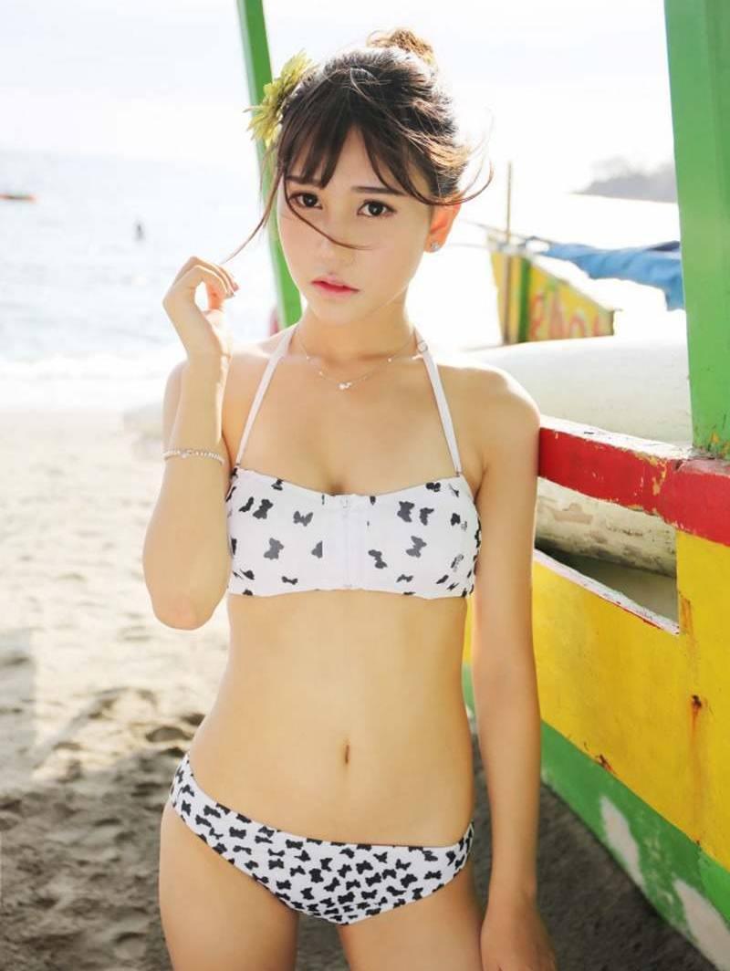 泳池美女比基尼泳衣套图(17)