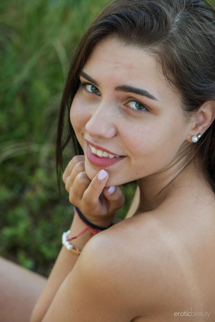 Brunette teen Zhenya Mille wanders a shoreline while completely naked(7)