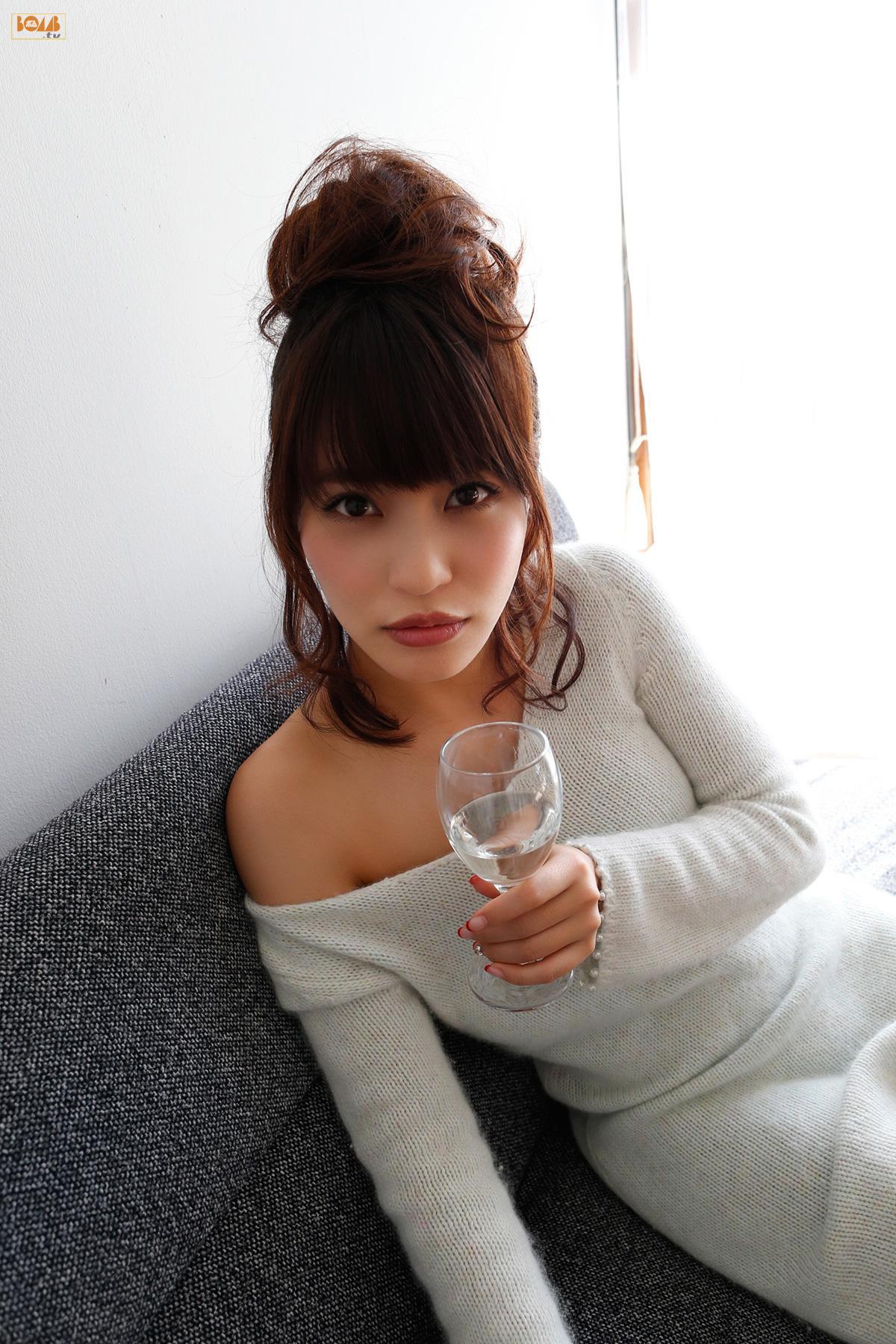 岸明日香《ほろ酔いクリスマス》写真集 [Bomb.TV] 2016年01月号(48)