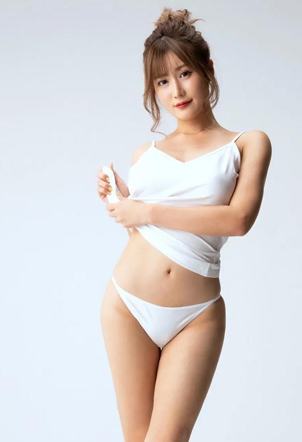 优雅熟女藤森里穂白色小吊带油高胴体(2)