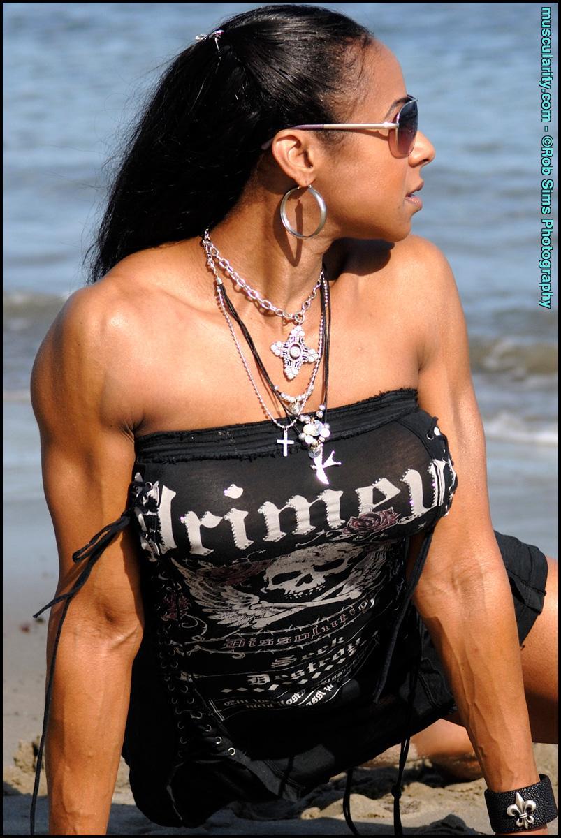 Ebony bodybuilder Stacy Simons flexes on a beach while wearing sunglasses(8)