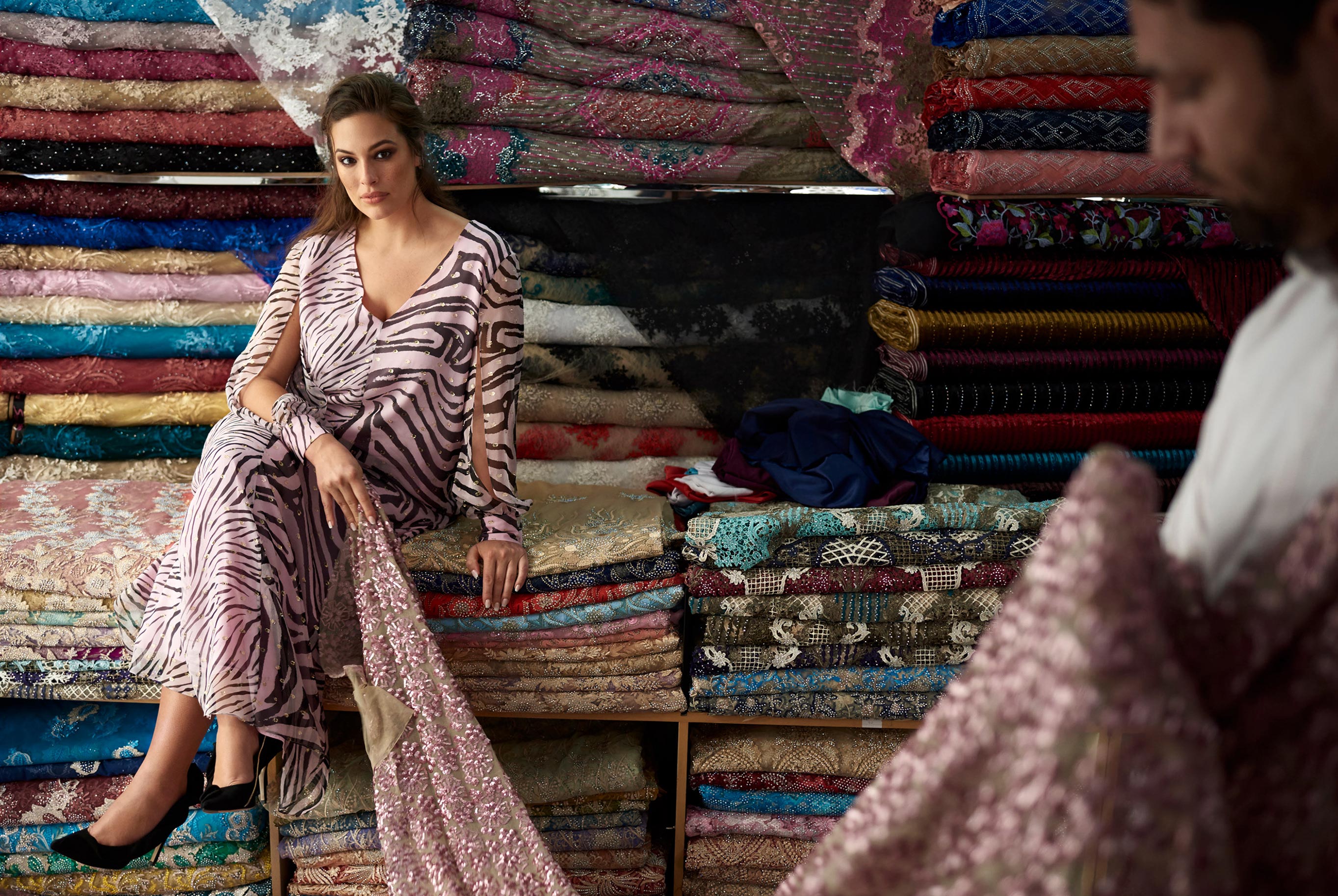 Ashley Graham by Bikramjit Bose - Harper's Bazaar Arabia march 2019 Эшли Грэм гуляет по старому городу в Дубае / фото 10