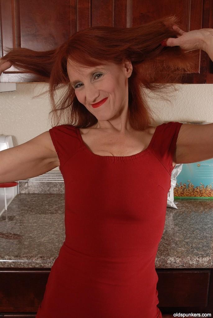 Redhead granny Debra is lying naked on the floor and masturbating(2)