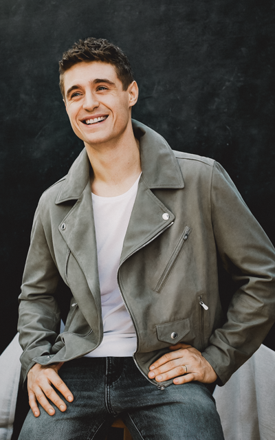 Max Irons OlhbSsD6_o