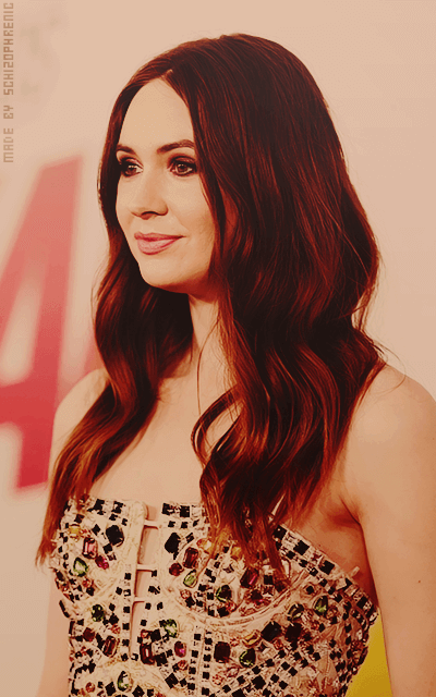 Karen Gillan E70DTJag_o