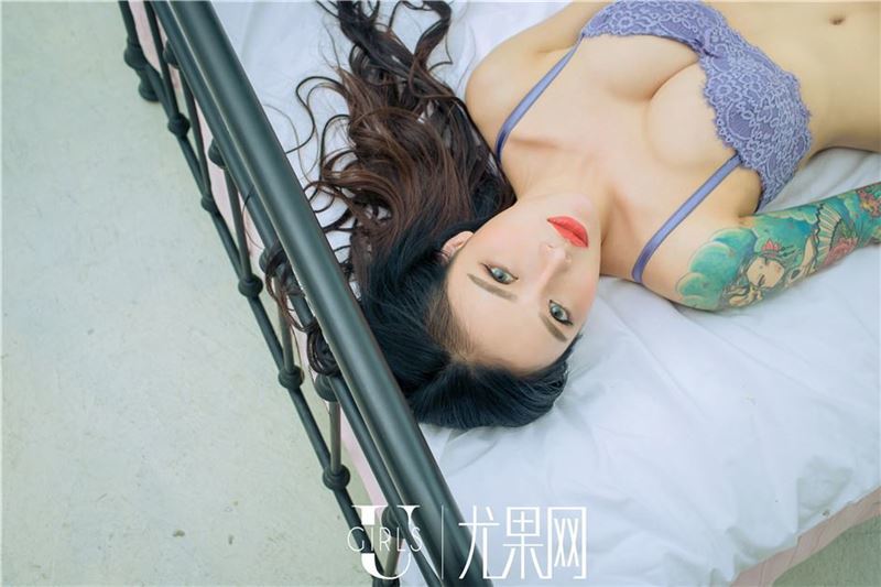 尤果网花臂美妞儿雯雯蓝色和白色内衣私房照(3)